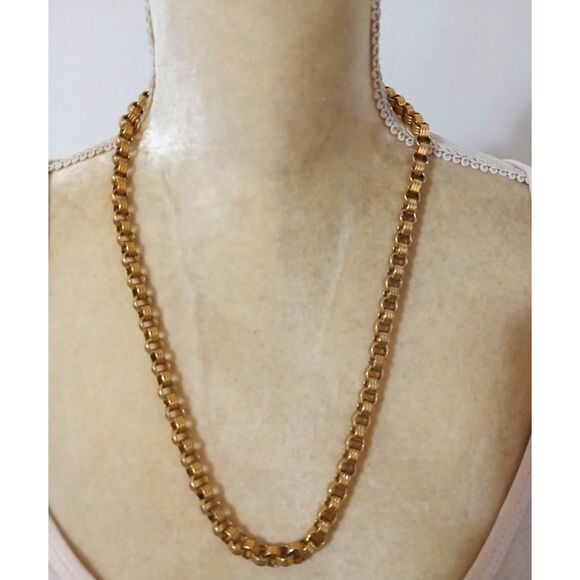 Vintage Monet Gold Tone Ribbed Barrel Link Chain Necklace 24" Classic Box Style - Picture 3 of 5